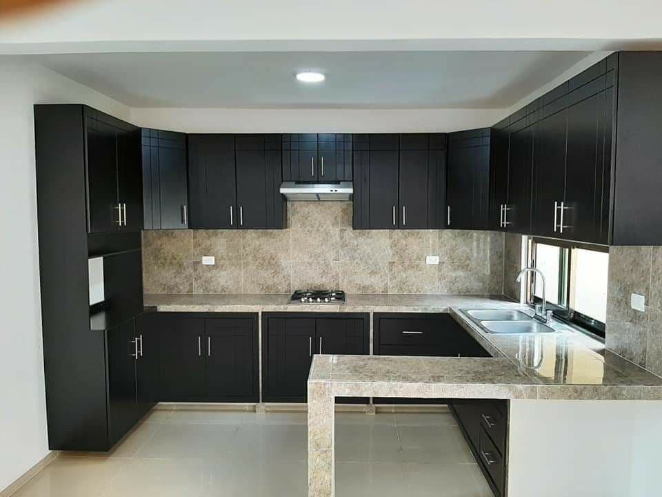 Cocina con isla y acabados modernos