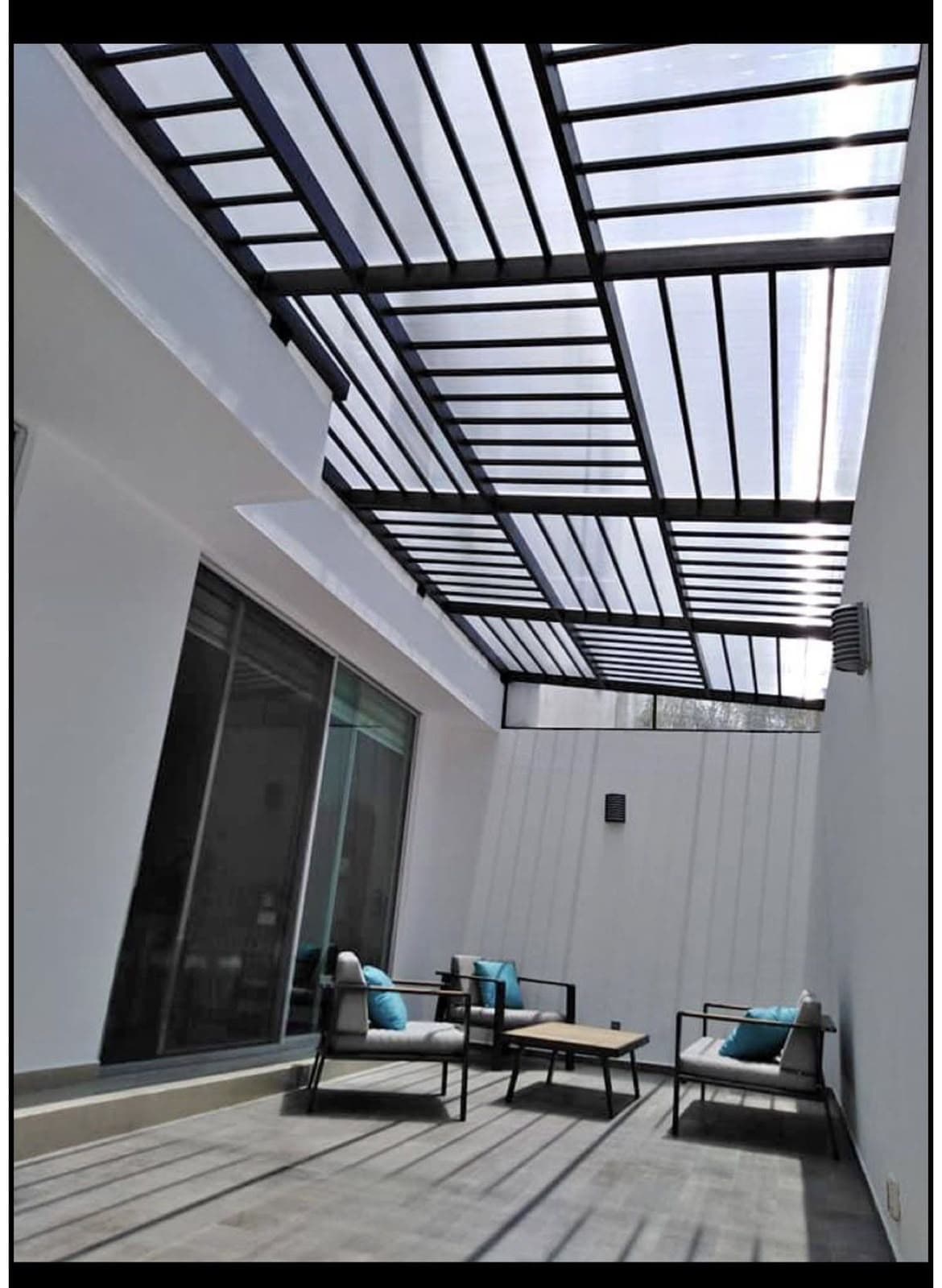 Pérgola metálica y cubierta de policarbonato